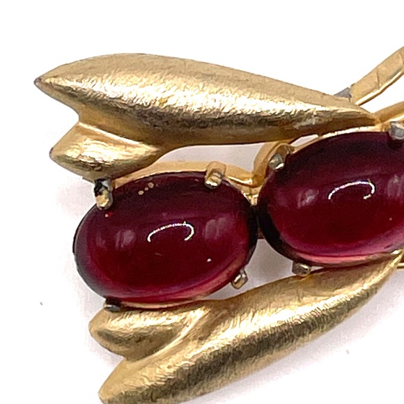 Les Bernard Inc. Vintage Gold Tone Red Cabochon Fly Pin Brooch 60's - Picture 2 of 12